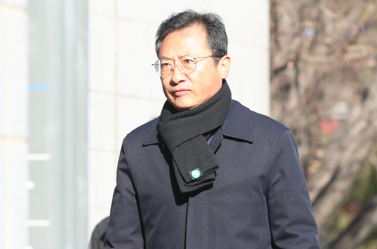 Kim Myeong-hwan, leader of the Korean Confederation of Trade Unions, walks along the Seoul Southern District Court on Thursday. (Yonhap)