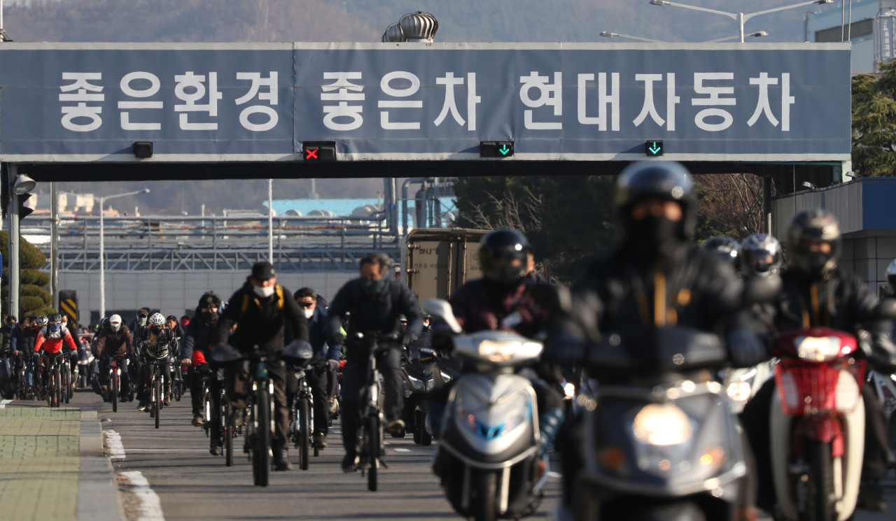 Hyundai Motor workers leave the office at the main gate of the factory located in Ulsan on Tuesday afternoon, as the automaker decides to suspend all production lines at local plants in phases due to the disruption of parts supplies from China. (Yonhap)