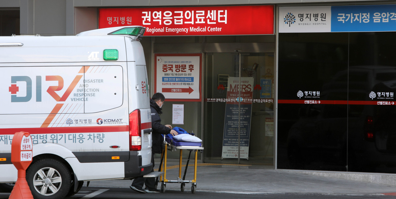 An ambulence is parked outside the hospital where the 28th patient is in isolation in Goyang, Gyeonggi Province on Tuesday. Yonhap