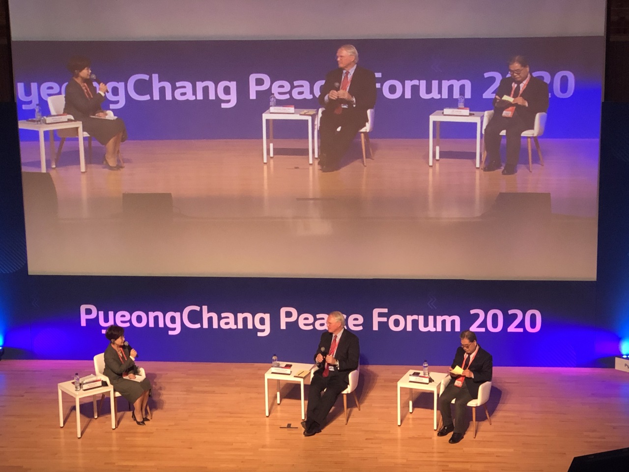 Christopher Hill (middle), former US ambassador to S.Korea, participate in a panel discussion during PyeongChang Peace Forum on Feb. 10. (Park Ga-young/The Korea Herald)