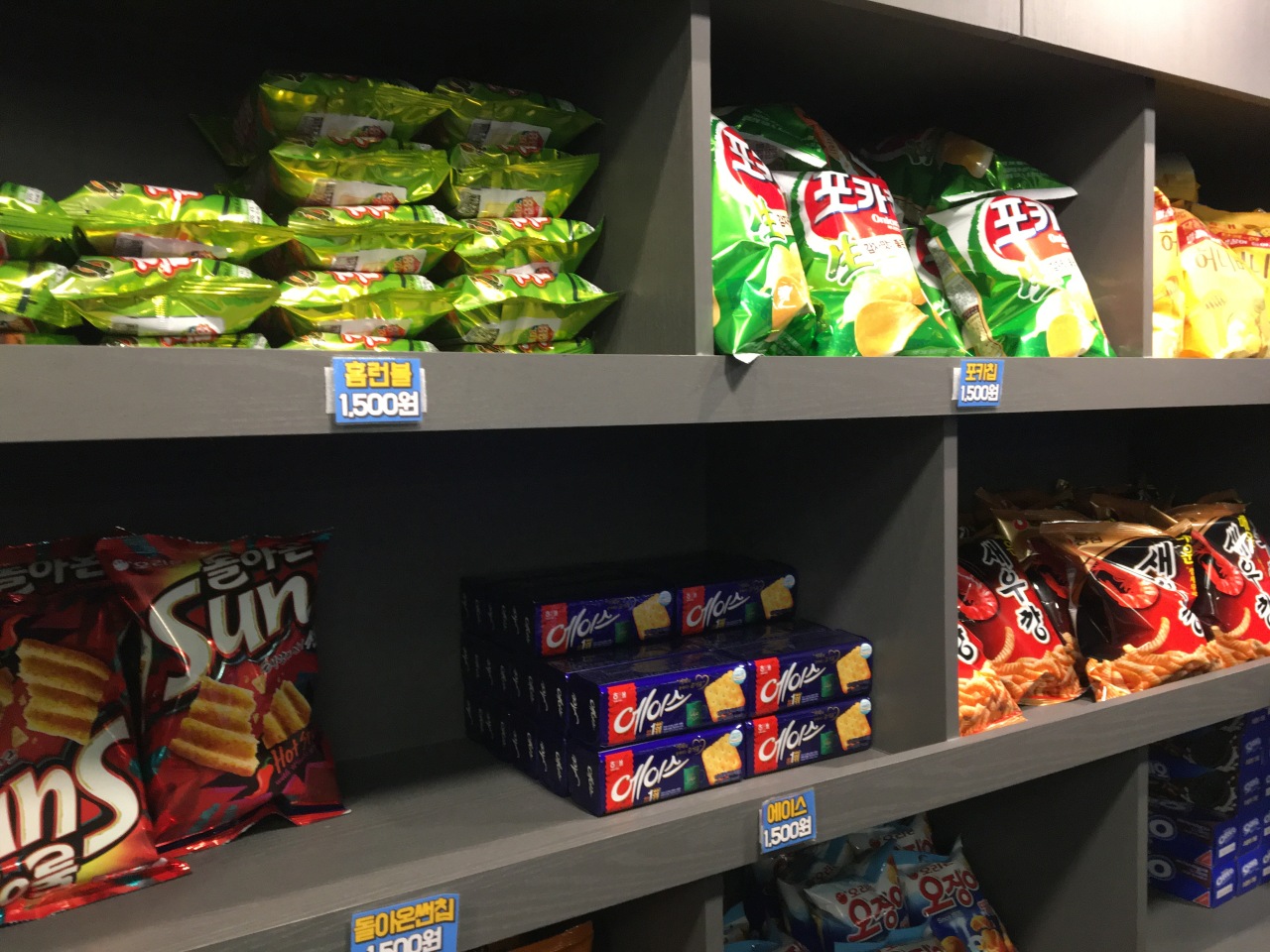 Snacks on the shelves. (Kim Byung-wook/The Korea Herald)
