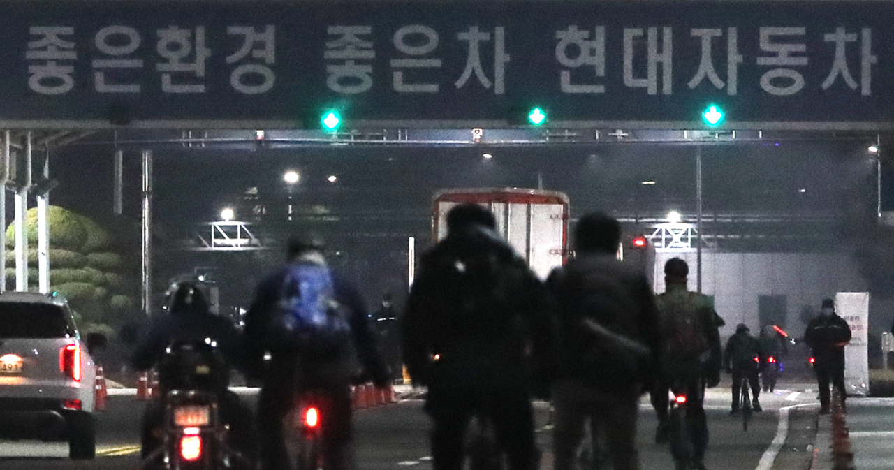 Employees at Ulsan plant of Hyundai Motor Co. return to work Tuesday. (Yonhap)