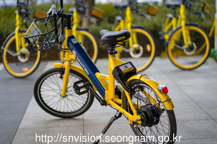 Seongnam partners with Kakao to provide an electric bike-sharing program. (Seongnam City)