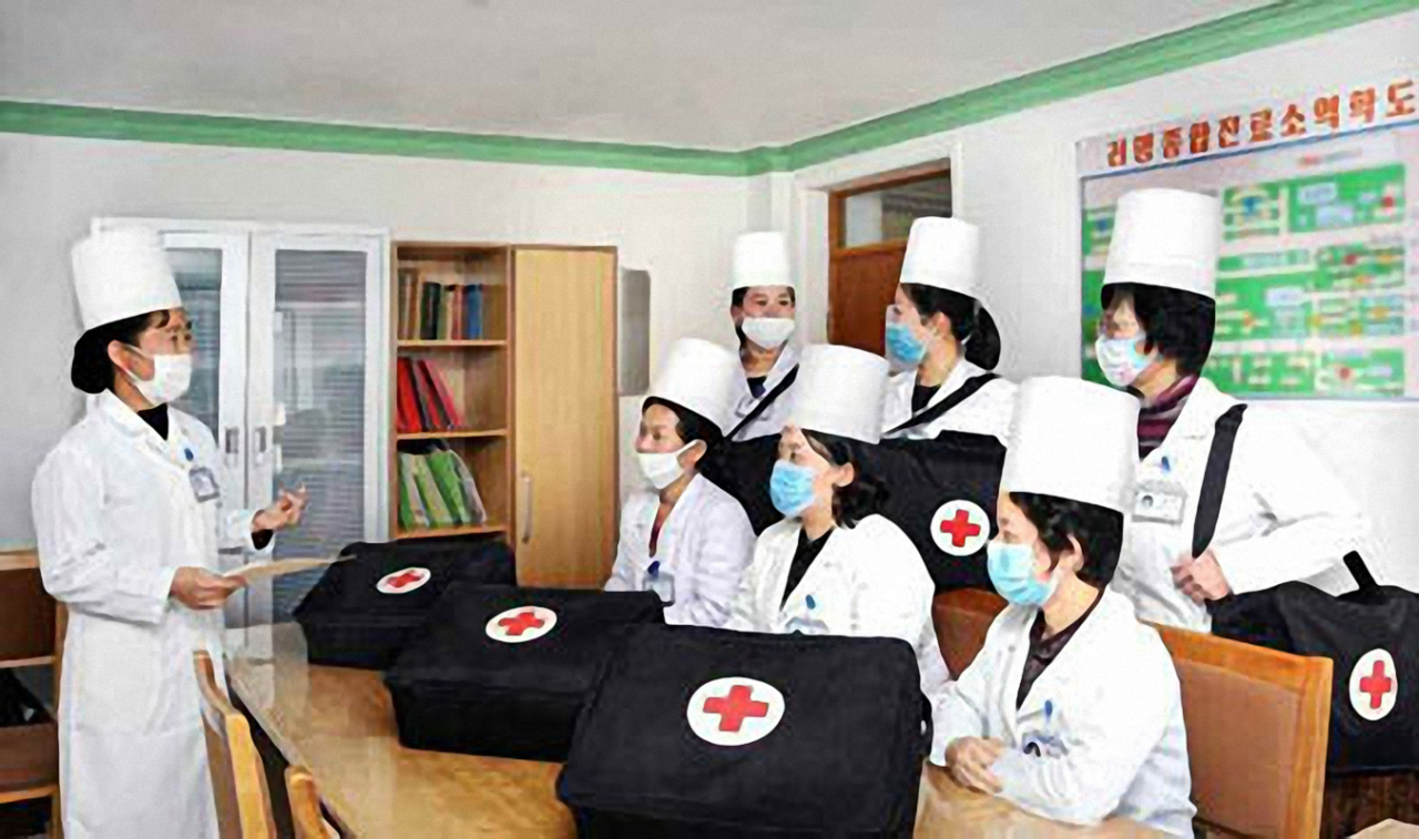 In this photo released by Rodong Shinmun on Thursday, medical staffs are wearing mask at a hospital in Pyongyang. (Yonhap)