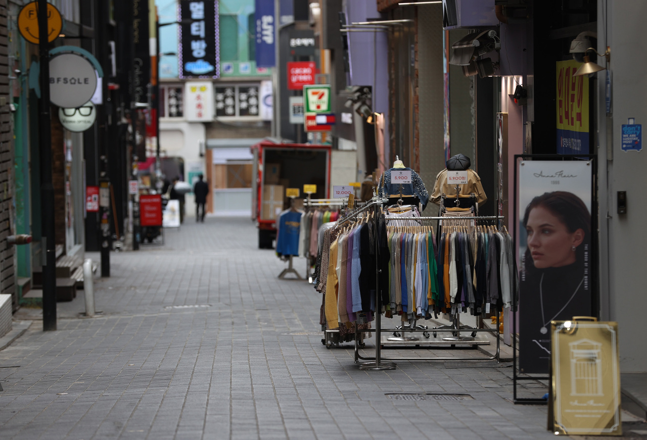 A Myeong-dong street is empty as coronavirus fears grip Korea (Yonhap)