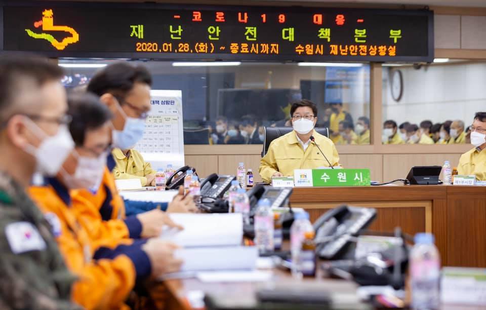Suwon Mayor Yeom Tae-young attends an emergency meeting held at the Disaster and Safety Countermeasures Headquarters on Jan. 28.