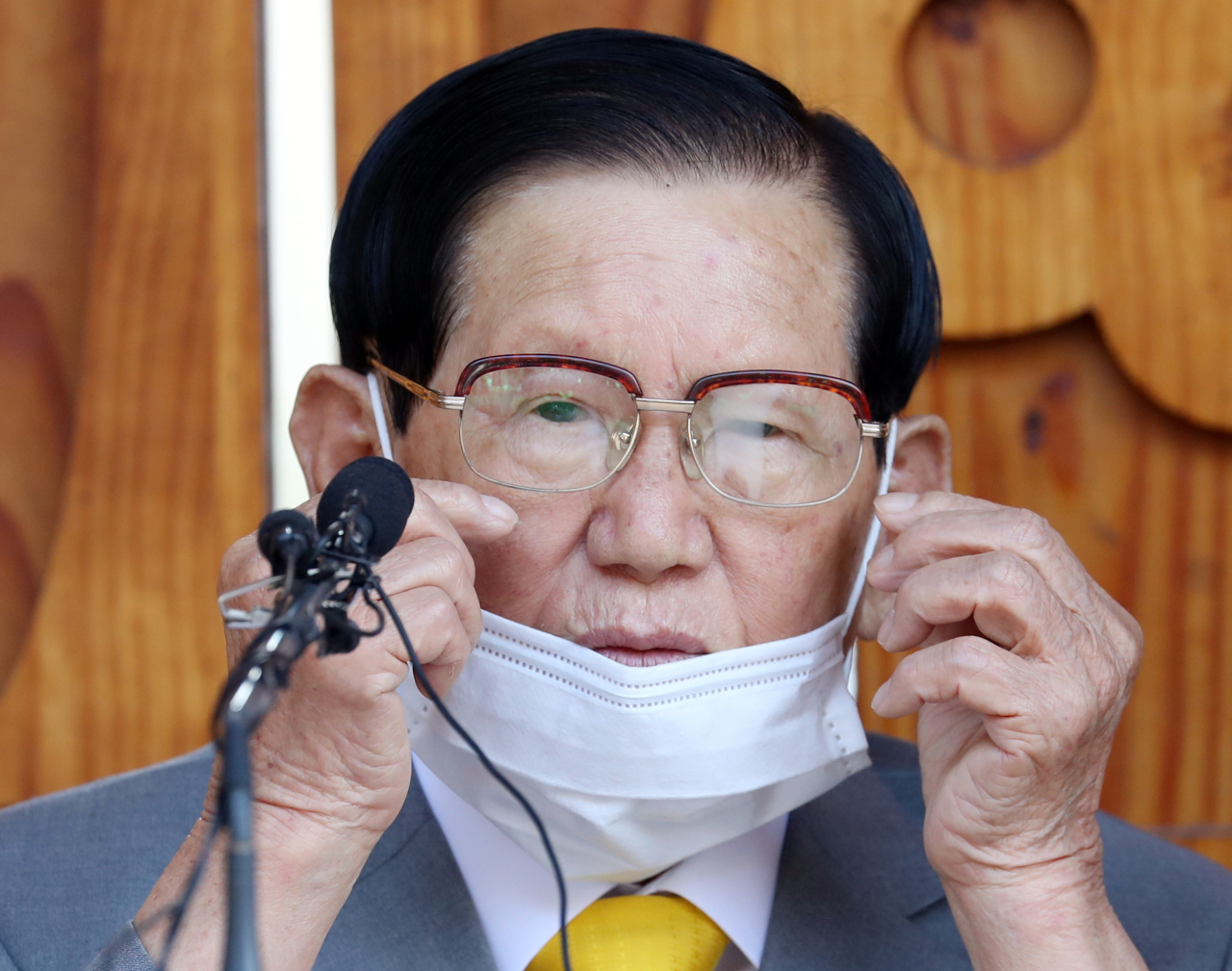 Lee Man-hee, head of Shincheonji Church of Jesus, holds a press conference on Monday. Yonhap
