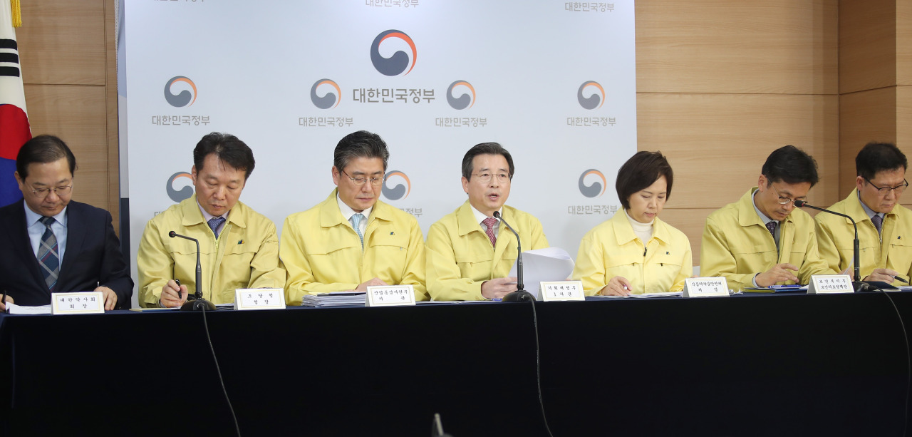 Vice Finance Minister Kim Yong-beom (second from right) announces government measures to stabilize supply and demand of face masks at a press briefing held at Seoul Government Complex on Thursday. Ranking officials from other ministries handling matters related to coronavirus, including Vice Minister of Trade, Industry and Energy Chung Seung-il (second from left) and Food and Drug Safety Minister Lee Eui-kyung (first from right) joined Kim in the briefing. Yonhap