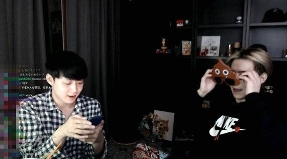 Park Yoo-chun (left) appears on his brother Park Yoo-hwan’s livestream Sunday. (Screen capture from Twitch)