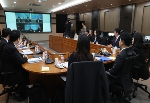Korean delegates, including Lee Ho-hyun, the Trade Ministry’s trade policy division chief, wait for the start of a policy dialogue with their Japanese counterparts at an annex building of the Government Complex in Seoul, on Tuesday morning. (Yonhap)