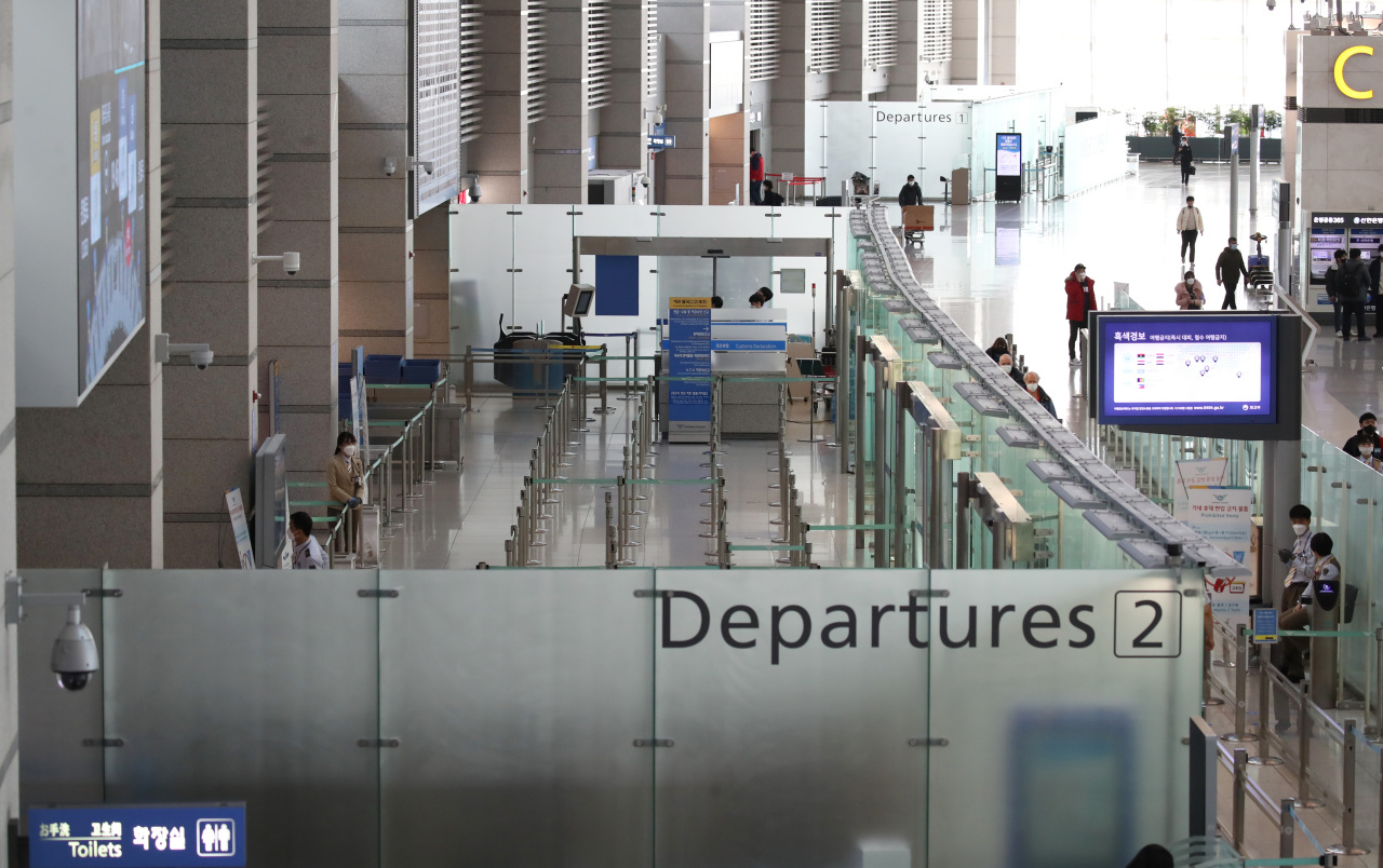 The departing terminal of Incheon Airport is nearly deserted Tuesday amid the coronavirus outbreak, which led the Korean and Japanese governments to reinforce entry restrictions on people traveling between the two countries. (Yonhap)