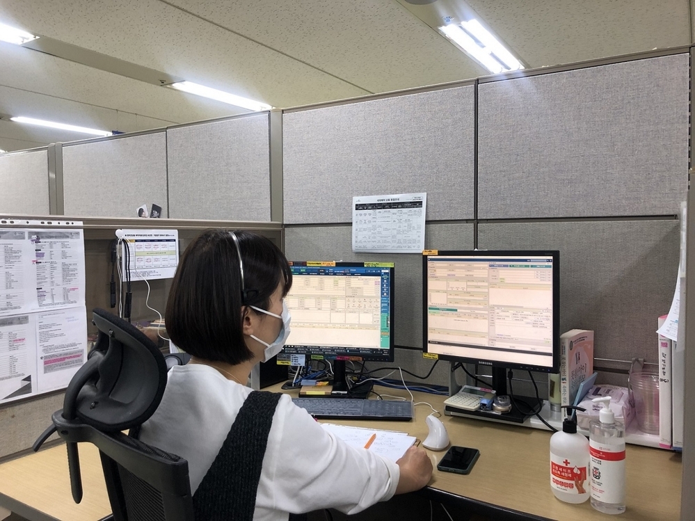 An employee at Shinhan Bank’s call center with higher partitions to reduce the risk of virus exposure. (Shinhan Bank)