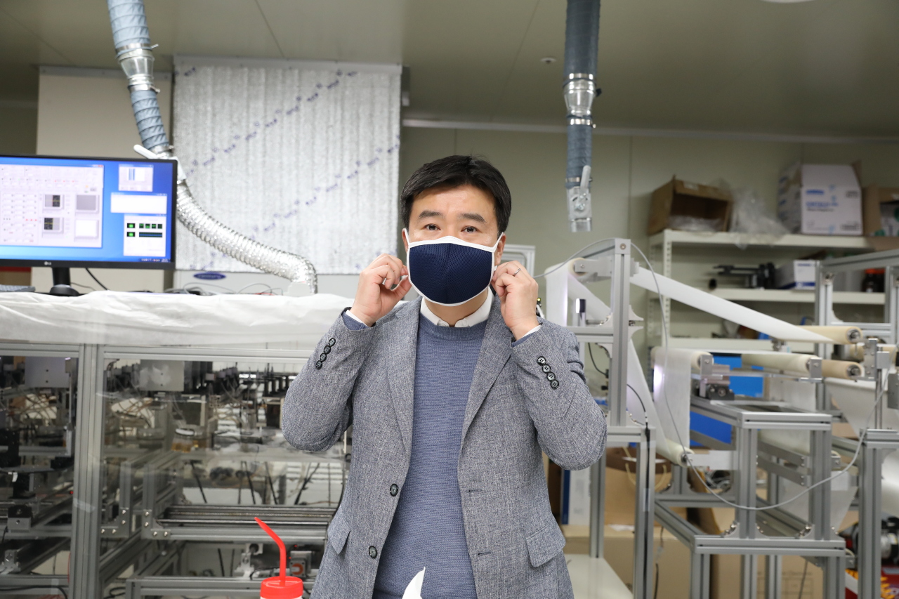 Professor Kim Il-doo of materials science and engineering at KAIST demonstrates wearing the mask his team has developed using nanofabric membrane (KAIST)