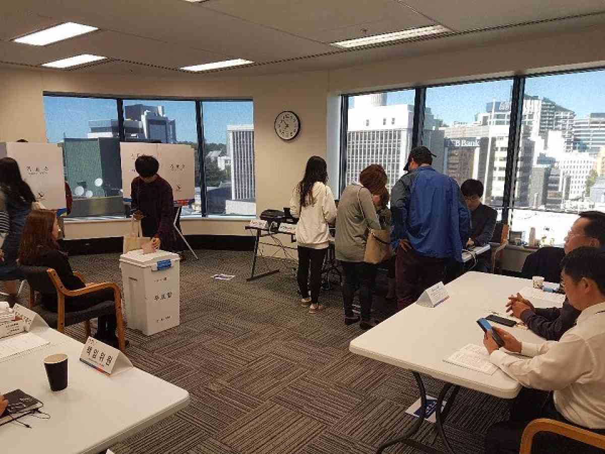 Voters in New Zealand cast their ballots for the 2017 South Korea’s presidential election at a polling station inside the Korean consulate in Auckland. (Yonhap)