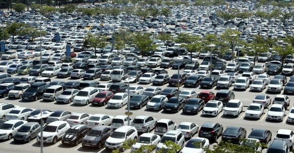 South Korean parking lot is packed with cars (Yonhap)
