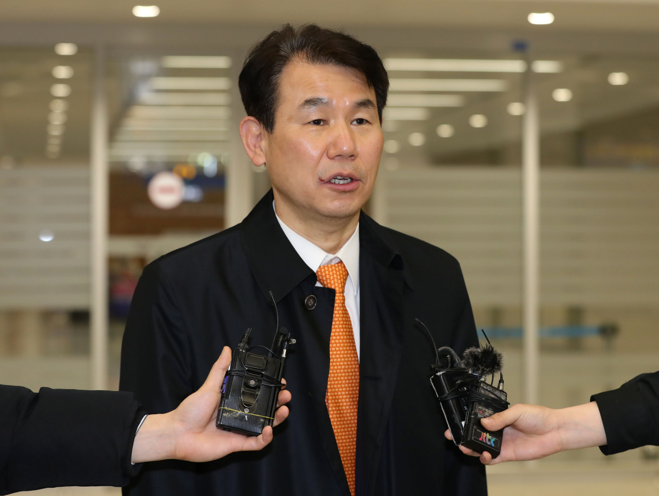 Jeong Eun-bo, Korea`s chief negotiator for the defense cost-sharing talks with the United States, answers questions upon return from the talks in the US on Saturday. (Yonhap)