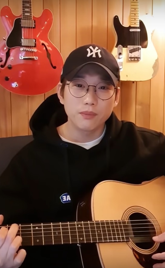 Korean singer 10cm performs a live concert on Thursday, joining the #TogetherAtHome challenge. (YouTube)
