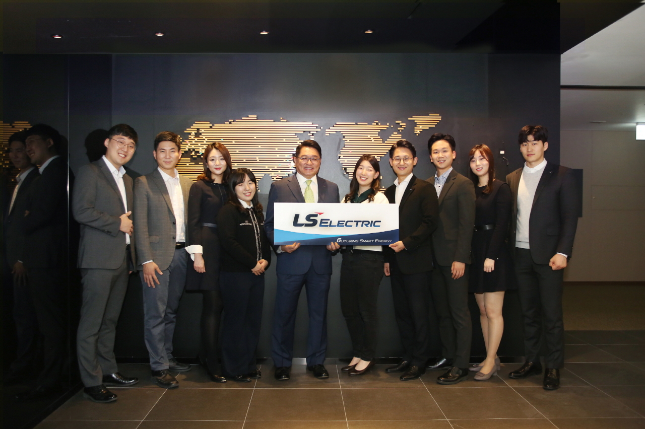 LS Electric Chairman Koo Ja-kyun (fifth from left) takes a photo with employees at the firm’s headquarters on Tuesday. (LS Electric)
