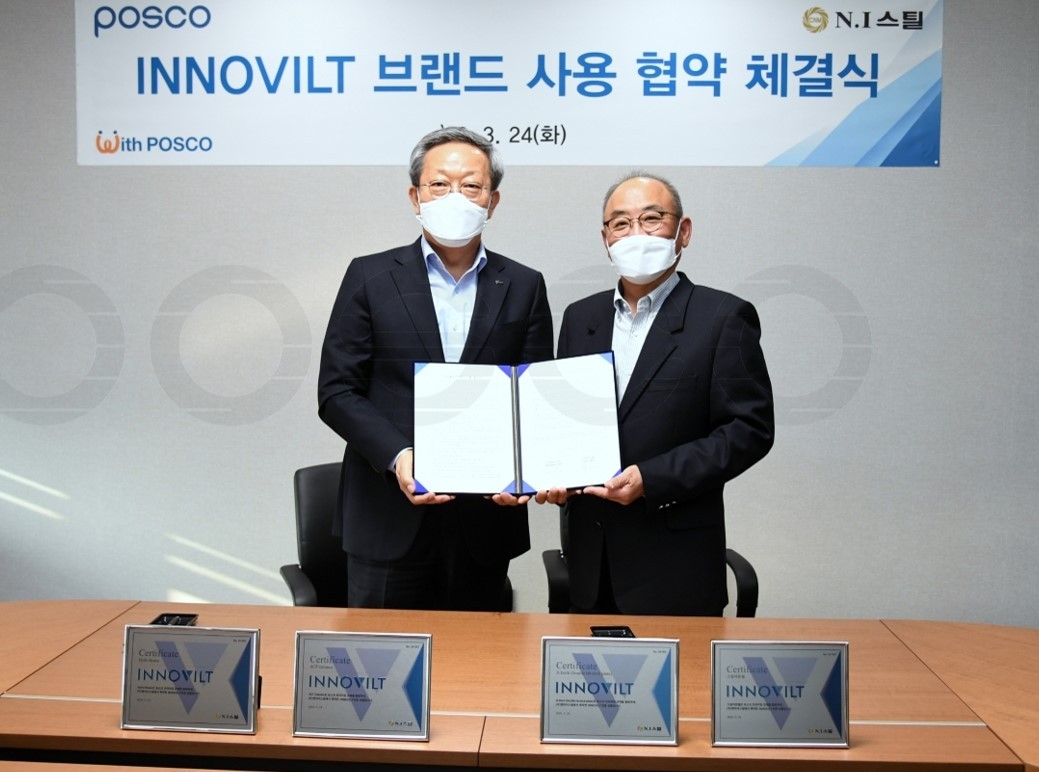Posco and NI Steel sign an agreement to use Posco’s Innovilt brand at the Seoul office of NI Steel on Tuesday. (Posco)
