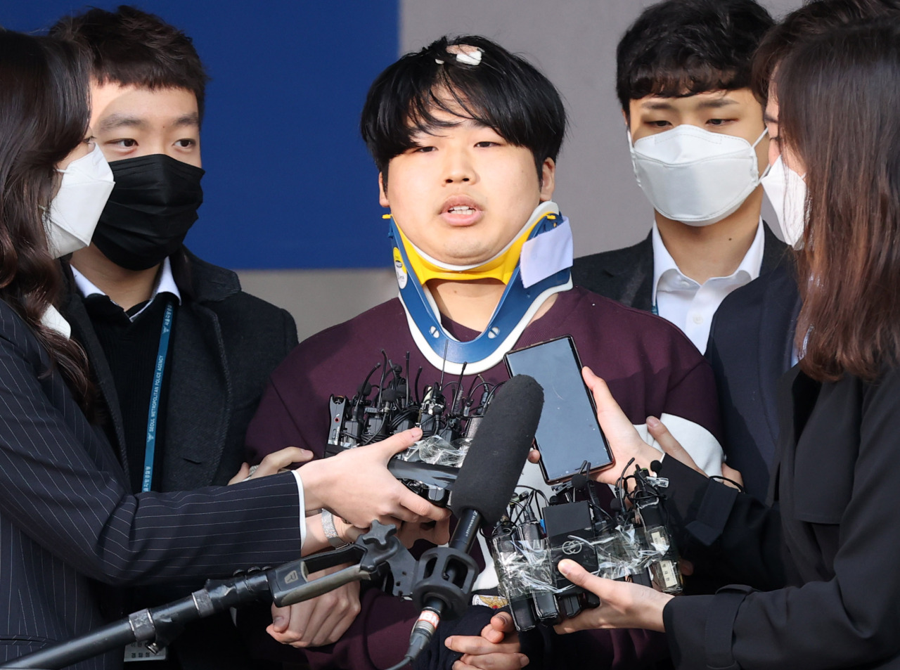 Cho Ju-bin, the central suspect in the expanding Telegram sexual exploitation case, is transferred to the prosecutors' office from the Jongno Police Station in Seoul on Wednesday. (Yonhap)