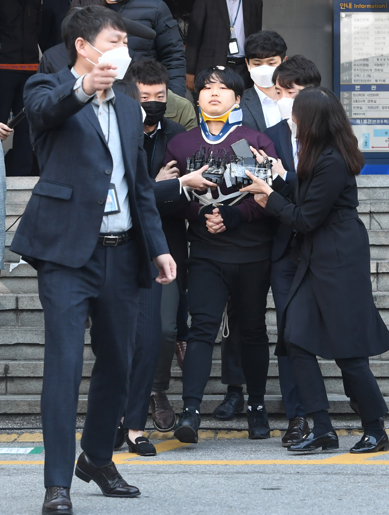 Cho (center) is questioned by reporters on Wednesday at a Seoul police station. (Yonhap)