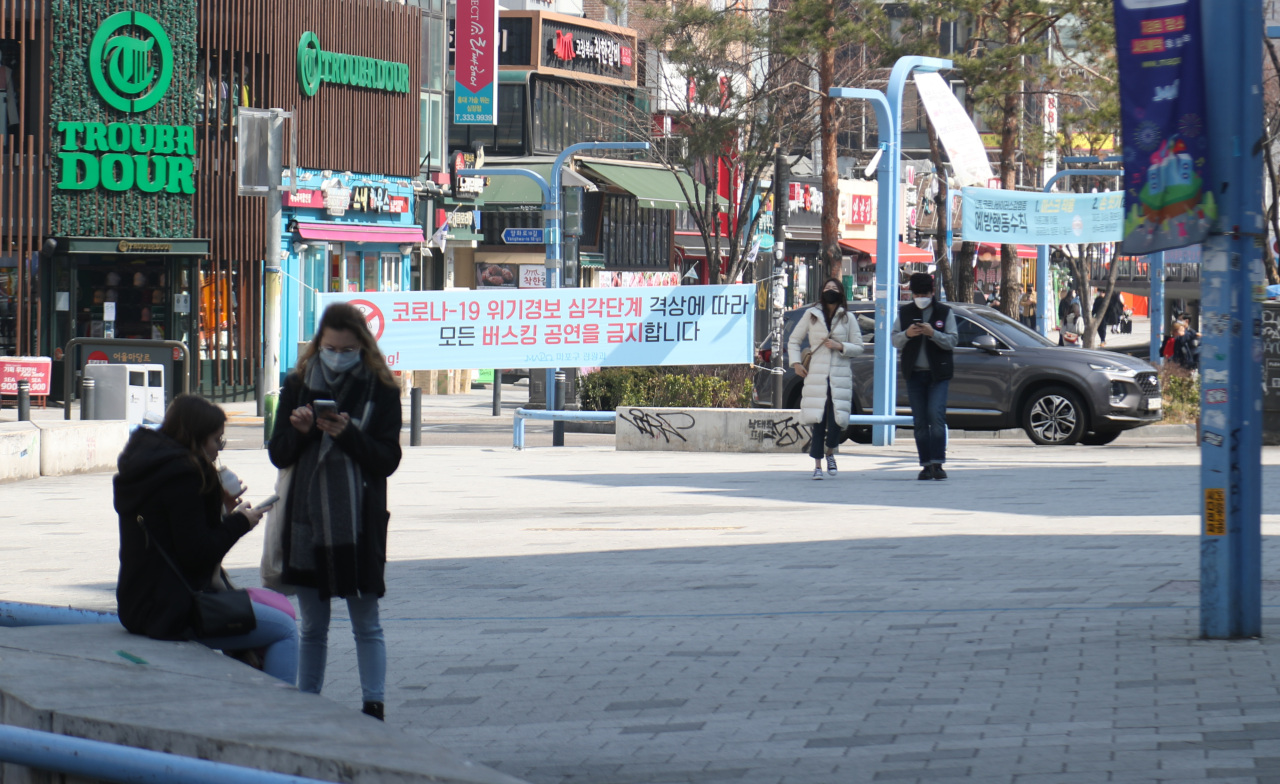 This photo taken on March 8 shows an empty street near Hongik University amid the COVID-19 outbreak. The street is a popular destination for tourists and young people. (Yonhap)