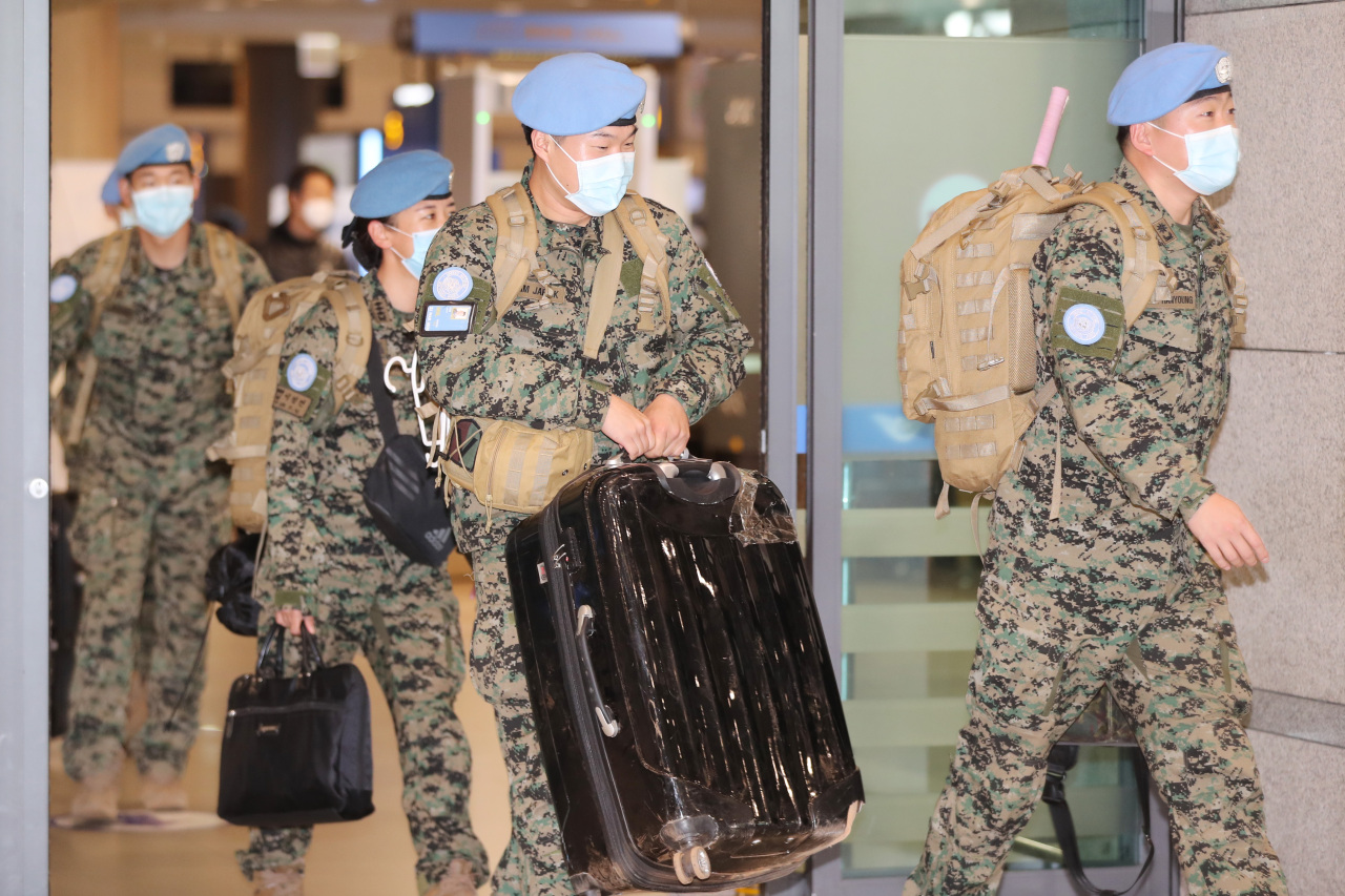 South Korean peacekeeping troops returning to home country are seen at the Incheon International Airport on Saturday. (Yonhap)