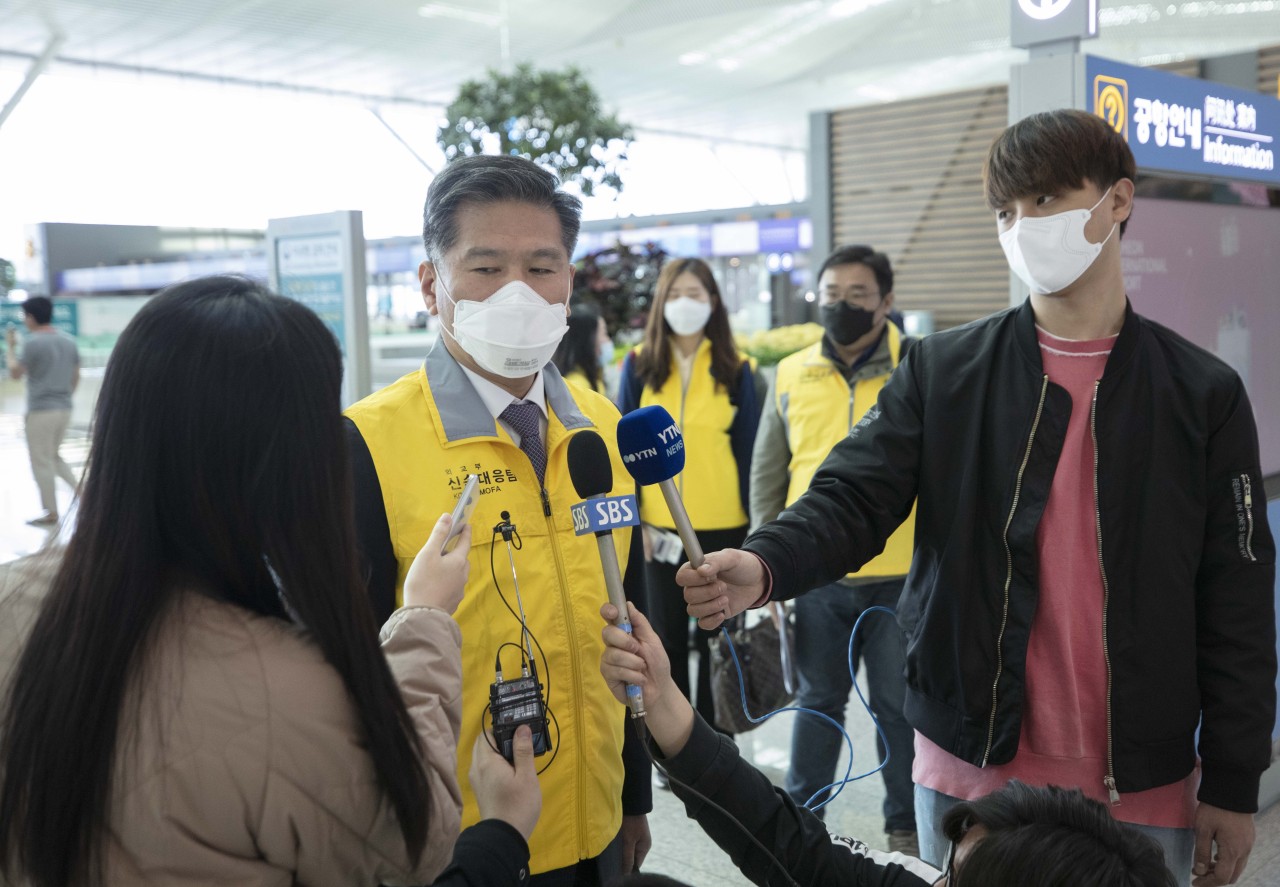 Foreign ministry official Song Se-won speaks to reporters at Incheon International Airport on March 30, before departing for coronavirus-hit Italy to bring citizens home. (Yonhap)