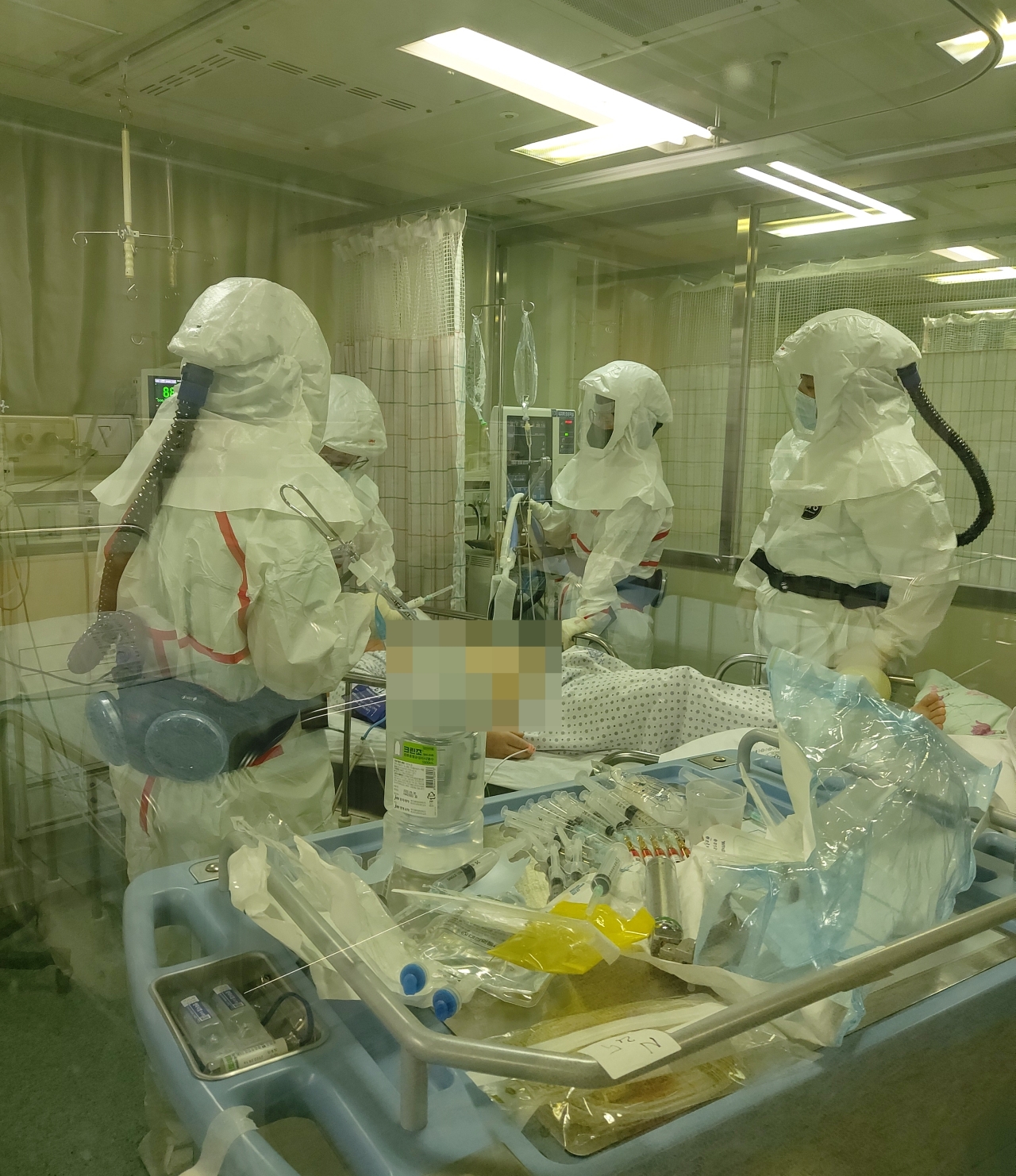 Medics at the Daegu Dongsan Hospital attend to a COVID-19 patient. (Keimyung University Dongsan Hospital)