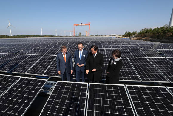 President Moon Jae-in (far left) talks with ministers and the North Jeolla Province governor at a solar energy plant in Gunsan in the province on Oct. 30, 2018. (Yonhap)