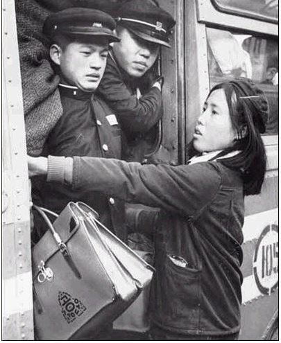 This photo, involving a transit bus attendant clinging to the door, shows tremendous growth in the number of Seoul citizens in the 1970s. But the capital sees its population decline 570,000 in less than a decade to 9.73 million as of March. (National Archives of Korea)