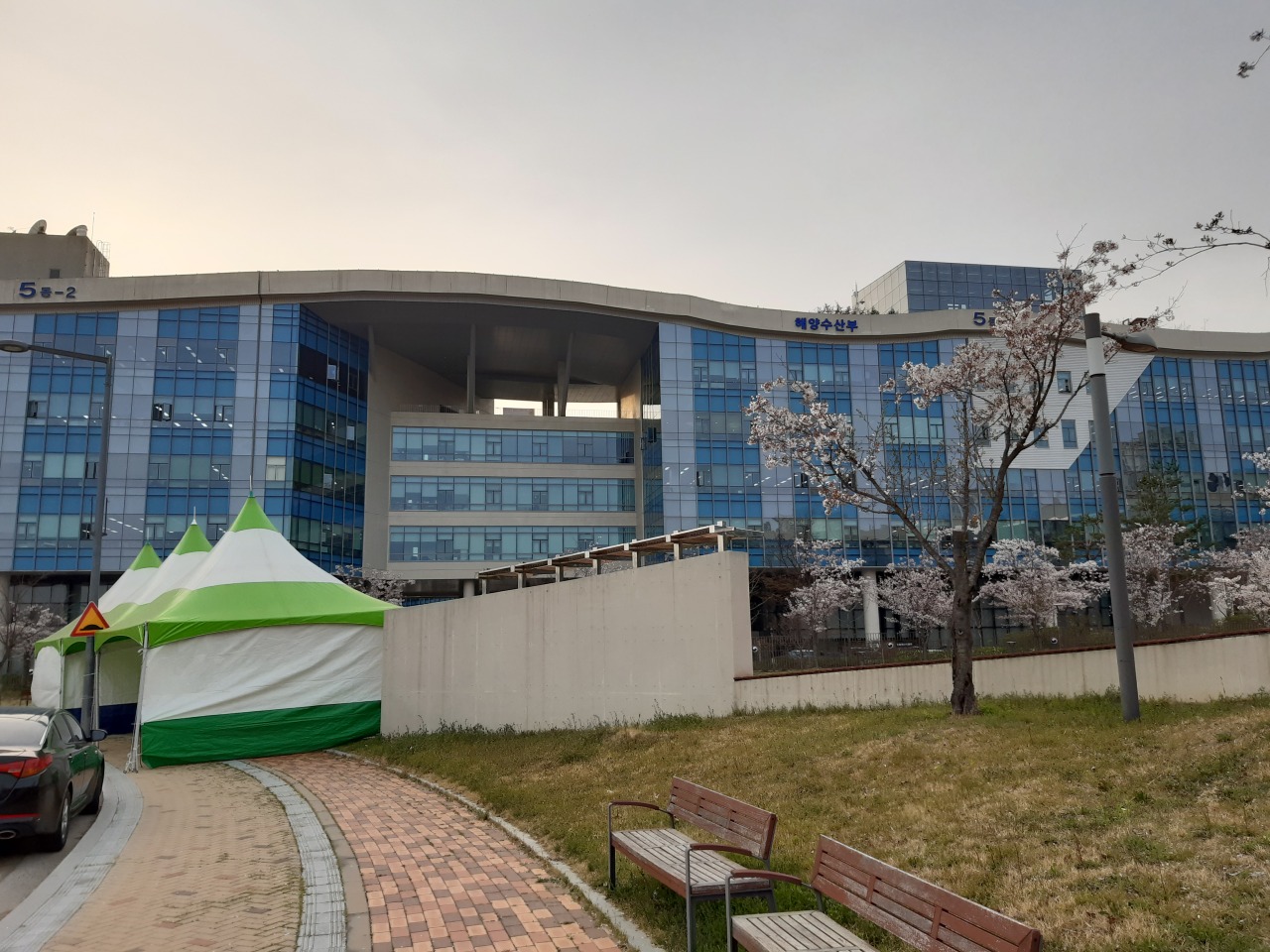 A COVID-19 testing booth is seen in front of the Ministry of Oceans and Fisheries at Government Complex Sejong on April 6. Civil servants from the ministry make up a dominant portion of all cases reported in the administrative city. (The Korea Herald)