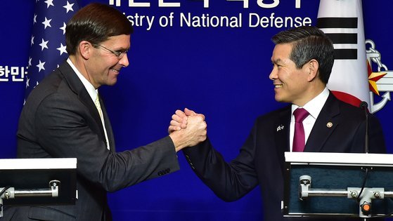 US Defense Secretary Mark Esper (left) and Korean Defense Minister Jeong Kyeong-doo.