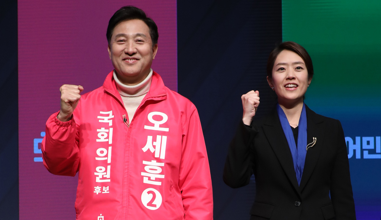 Rival candidates Oh Se-hoon (left) from the United Future Party and Ko Min-jung from the Democratic Party of Korea pose for photo before their debate in Seoul on April 3, 2020. (Yonhap)