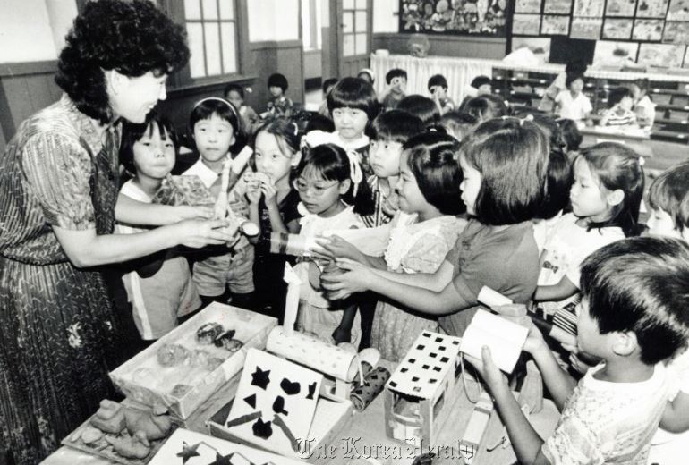 This photo shows an elementary school in Seoul in 1984, when the number of students in a classroom came to 60-70. That figure has halved to 30 or fewer in the wake of South Korea’s record low fertility rates. (The Korea Herald file photo)