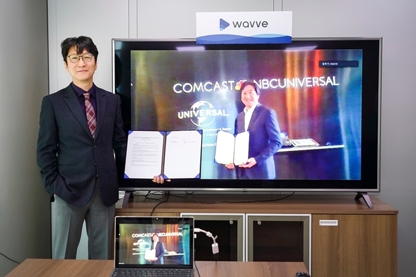 Content Wavve CEO Lee Tae-hyun (left) and NBCUniversal Entertainment Japan’s managing director Shoji Doyama (in video) pose for a photo after signing a partnership with NBCUniversal Media via a video conference on April 10. (SK Telecom)