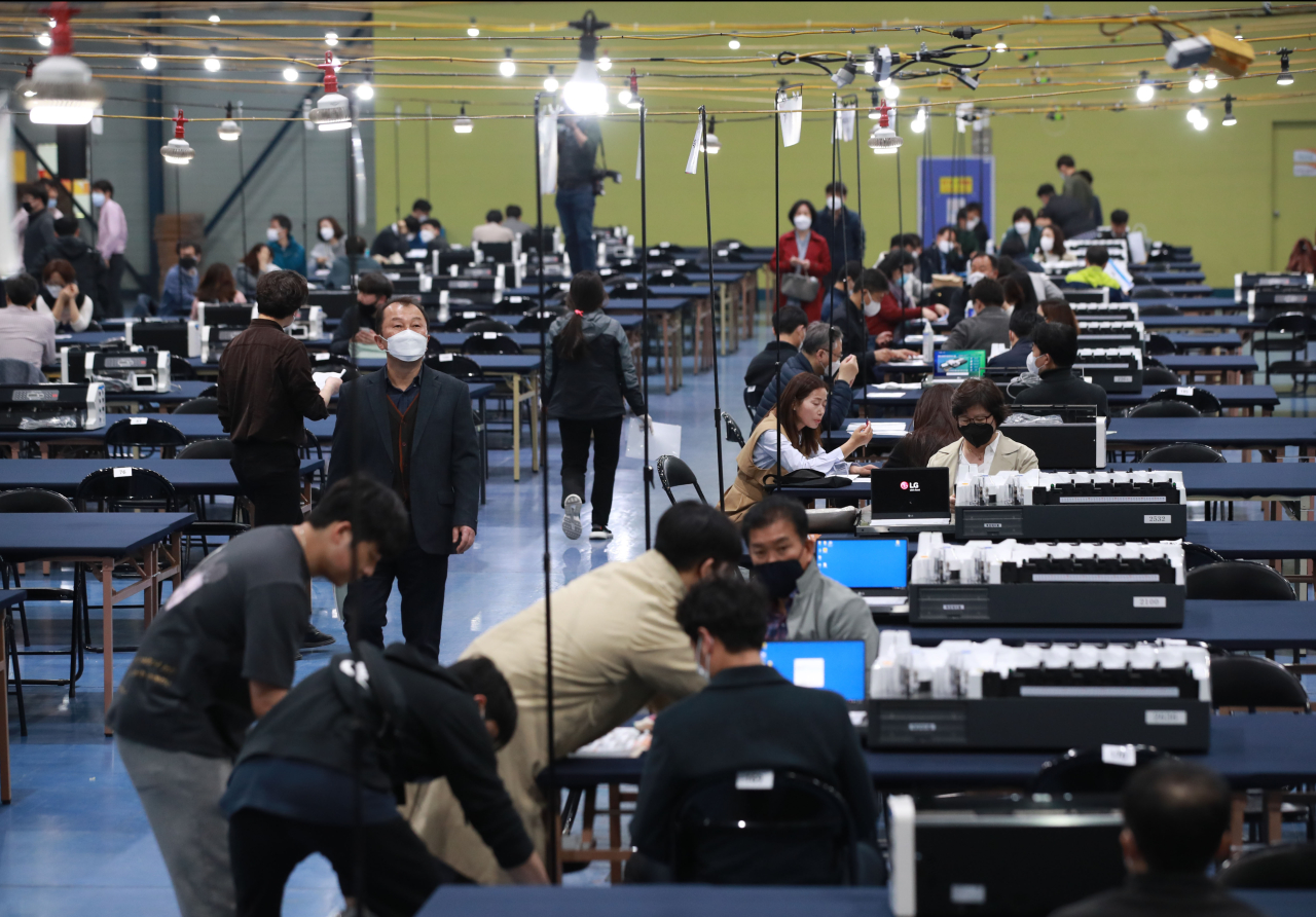 Election officials prepare for ballot counting (Yonhap)