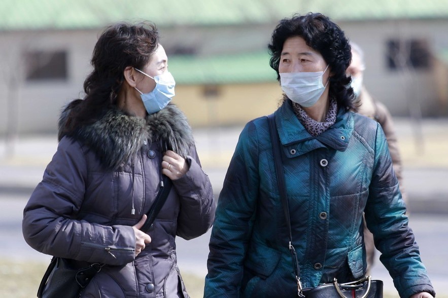 마스크를 착용하고 걷는 평양 주민들(AP-연합뉴스)