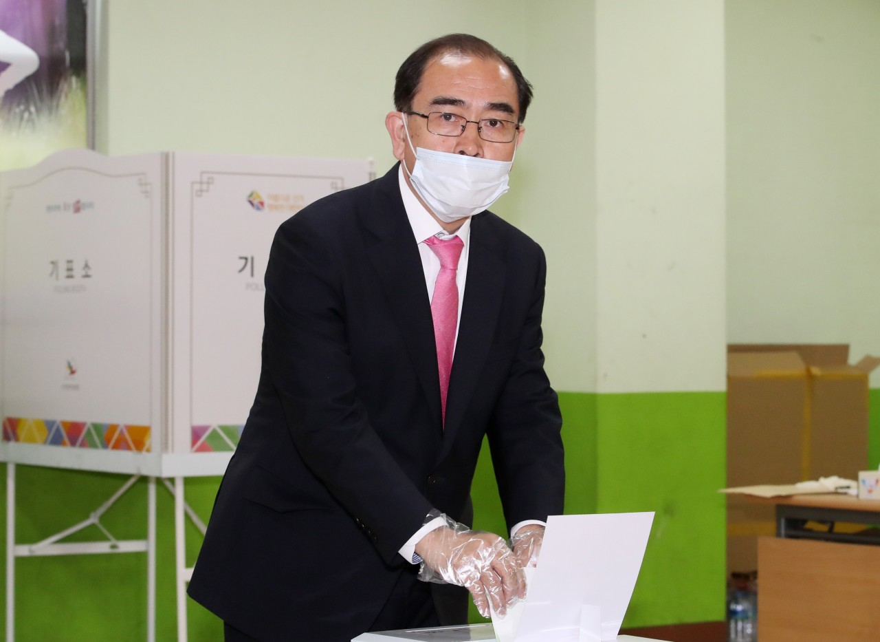 Thae Ku-min, better known with his real name Thae Young-ho, of United Future Party, casts ballots in parliamentary elections in the Gangnam district in southern Seoul on Wednesday. (Yonhap)