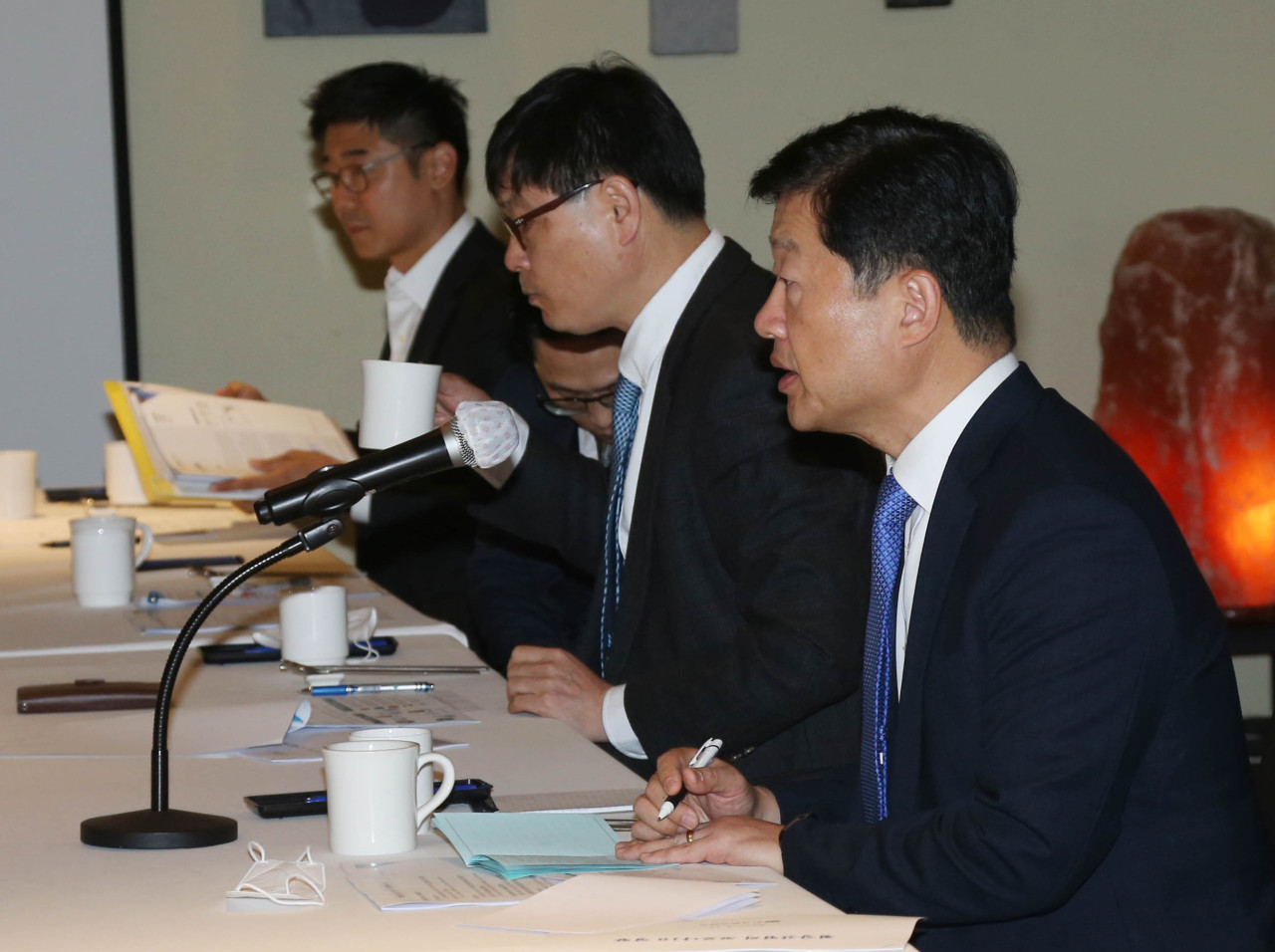 The Korea Chamber of Commerce and Industry’s Vice Chairman Woo Tae-hee speaks at a meeting with industry counterparts over coronavirus measures on Thursday. (KCCI)