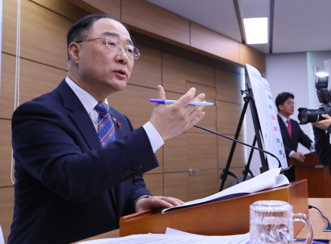 Finance Minister Hong Nam-ki speaks in a press briefing at Sejong Government Complex on January 29, 2019. (Yonhap)