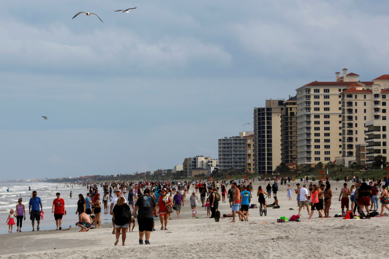 18일 미국 플로리다주 잭슨빌의 듀발 카운티 해변에 모여든 인파(로이터-연합뉴스)