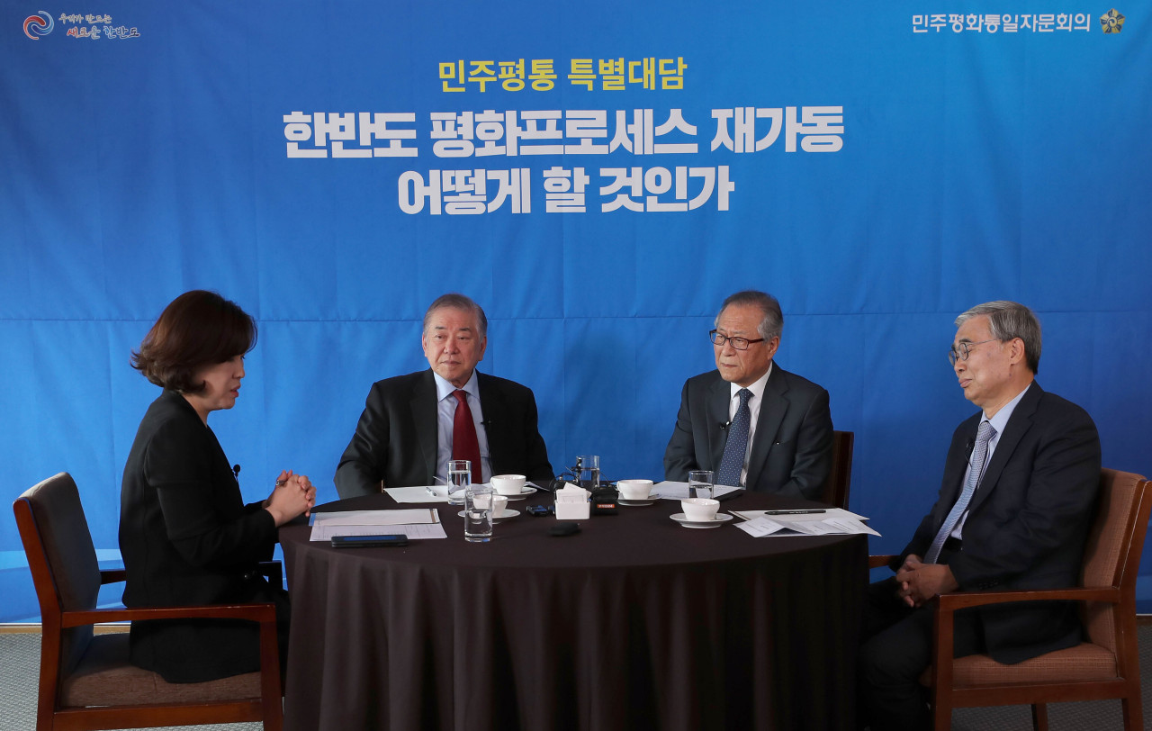 Moon Chung-in (second from left), the president‘s special adviser on foreign policy, Jeong Se-hyun (third from left), executive vice-chairperson of the National Unification Advisory Council, and Lee Jong-seok (right), a former unification minister, attend a roundtable on ways to restart the peace process for the Korean Peninsula at the Korea Press Center in Seoul on Monday. (Yonhap)