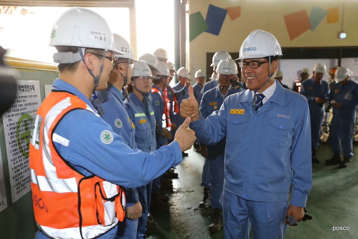 Posco Chairman Choi Jung-woo (right) gives a thumbs-up at the second blast furnace in Pohang, North Gyeongsang Province. (Posco)