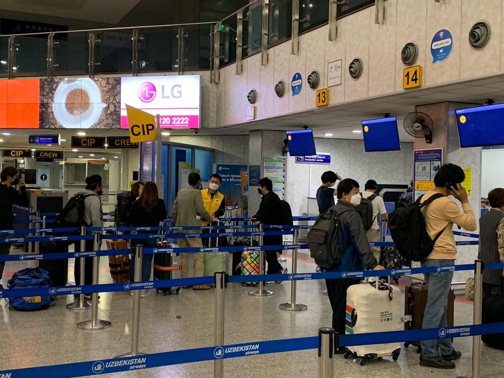 Hundreds of South Koreans arrive home from Uzbekistan on special flight