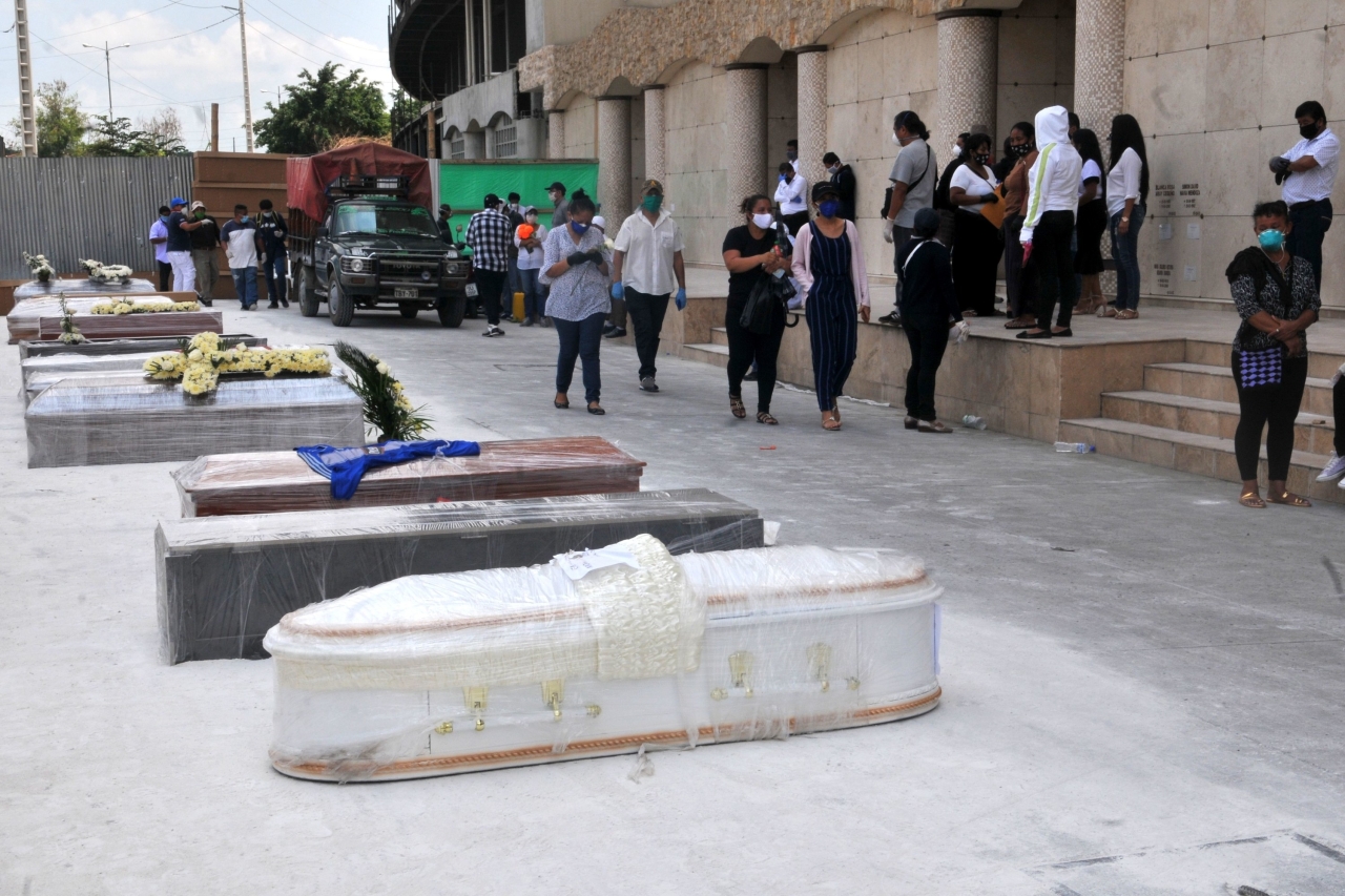 에콰도르 과야킬의 묘지에서 매장 앞둔 시신들(AFP-연합뉴스)