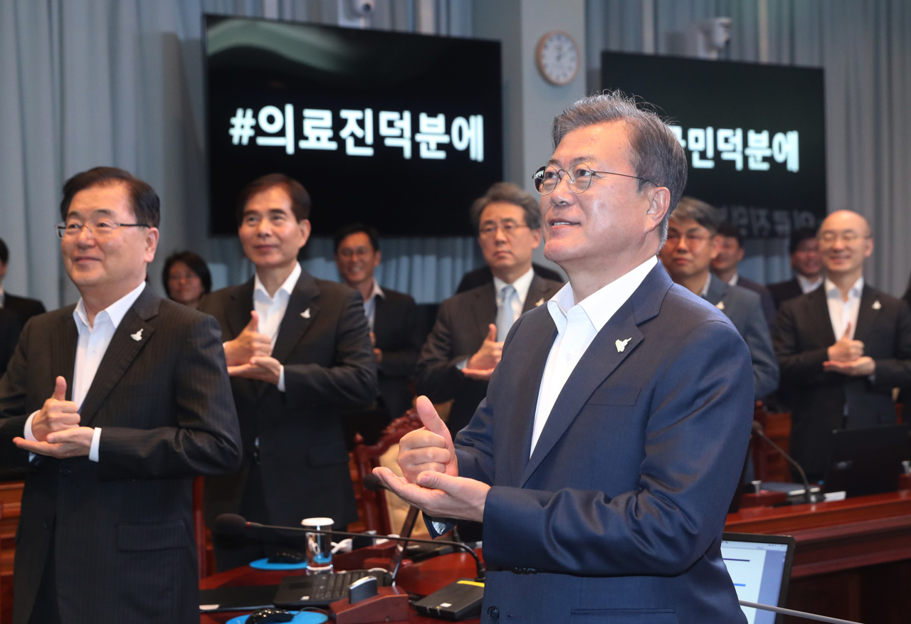 President Moon Jae-in attends Thank You Challenge campaign Monday. (Yonhap)