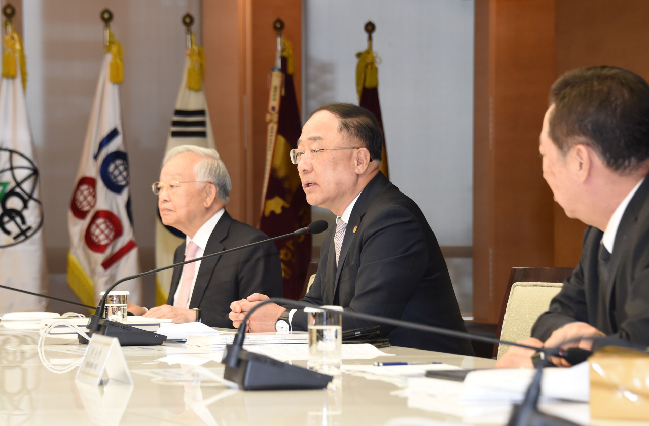 Finance Minister Hong Nam-ki (second from left) speaks at a meeting with heads of economic organizations on Monday. (Ministry of Strategy and Finance)