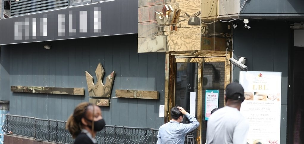 People pass by a night club in Itaewon, Seoul on May 7, 2020. The club was shut down as a man in his 20s, who tested positive for COVID-19 virus the previous day, is known to have visited the place on May 1. Some 500 people were reportedly there at that time. (Yonhap)