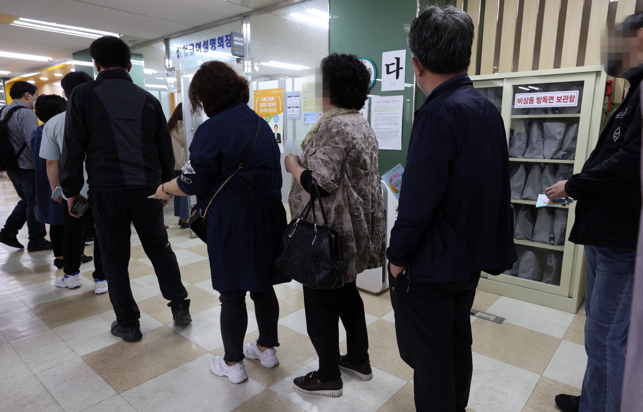 People line up to attend a presentation about unemployment allowances at the Employment and Welfare Plus Center in Jung-gu, central Seoul, on Monday. (Yonhap)